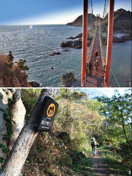 [월간산]1 연대도와 만지도를 연결하는 구름다리가 2014년 개통됐다. 2 연대도 지겟길 이정표를 따라 걷고 있다.