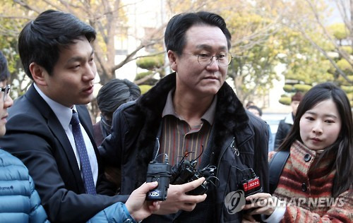 굳게 입 다문 박치근 경남FC 대표     (창원=연합뉴스) 이정훈 기자 = 경남교육감 주민소환 청구 허위서명부 작성을 지시한 혐의로 검찰이 구속영장을 청구한 박치근 경남FC 대표이사가 취재진의 질문에 입을 굳게 닫은 채 영장실질심사를 받기 위해 26일 오전 창원지법 법정으로 들어가고 있다.
