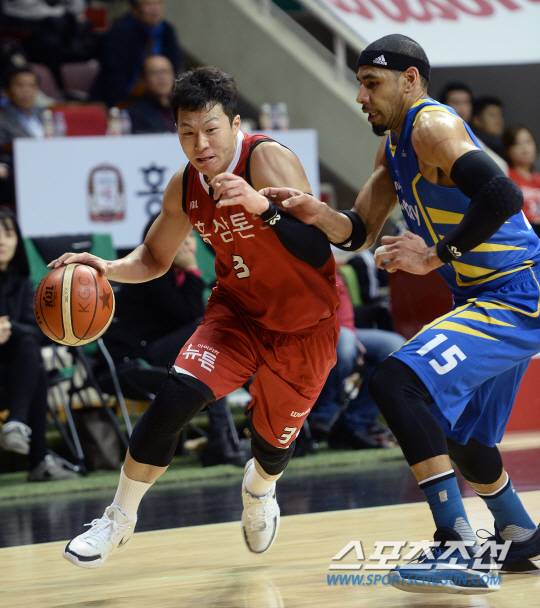 [포토] 이정현, 악착같은 골밑 돌파!