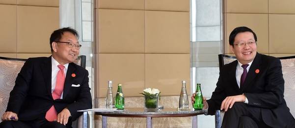 유일호 부총리 겸 기획재정부 장관(왼쪽)이 27일 G20 재무장관 및 중앙은행총재 회의가 열리는 중국 상하이 샹그릴라 호텔에서 러우 지웨이 중국 재무장관과 환담하고 있다./기획재정부 제공
