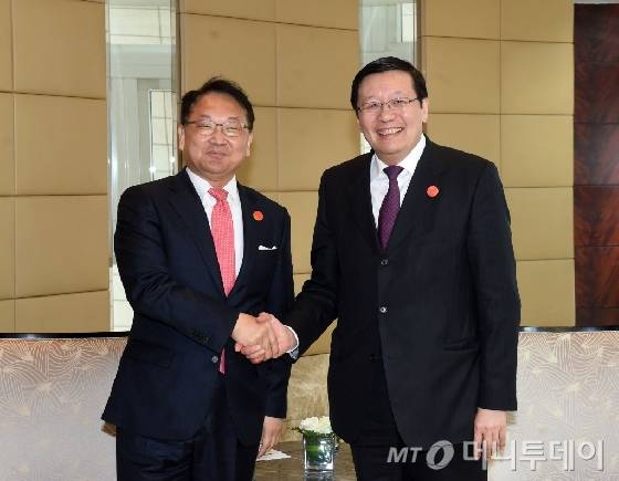 G20재무장관.중앙은행총재회의 참석차 중국 상하이를 방문중인 유일호 부총리 겸 기획재정부 장관이 27일 푸동 상글리라 호텔에서 러우 지웨이 중국 재무장관과 양자회담에 앞서 악수하며 인사를 나누고 있다.