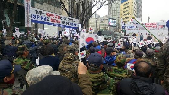 27일 오후 고엽제전우회 회원들이 광화문 동화면세점 앞에서 '북핵실험과 미사일 발사 및 국가혼란 획책하는 반정부세력 규탄대회'를 열고 있다./ 사진=권혜민 기자