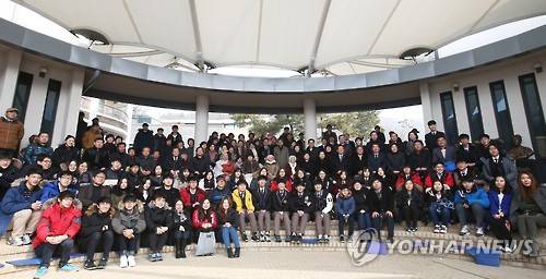 '나눔의집'에서 열린 위안부 피해자 추모제     (경기광주=연합뉴스) 홍기원 기자 = 27일 오전 경기도 광주시 퇴촌면 나눔의집에서 열린 '일본군 위안부 피해자 추모제 및 추모관·유품기록관 착공식'에서 위안부 피해 할머니들과 강은희 여성가족부 장관을 비롯한 참석자들이 기념촬영을 하고 있다. 2016.2.27     xanadu@yna.co.kr