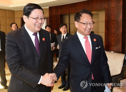 유일호, 러우 지웨이 중국 재무장관 양자회담     (서울=연합뉴스) G20 재무장관·중앙은행총재회의 참석차 중국 상하이를 방문 중인 유일호 부총리 겸 기획재정부 장관(오른쪽)이 27일 푸둥 샹그릴라 호텔에서 러우 지웨이 중국 재무장관과 악수하며 양자회담장으로 이동하고 있다. 2016.2.27     <<기획재정부 제공>>     zjin@yna.co.kr