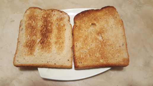 왼쪽이 L사의 토스터로 구운 빵이고, 오른쪽이 발뮤다 토스터로 구운 빵이다. 발뮤다쪽이 열기가 더 골고루 전달됐다. /한동희 기자