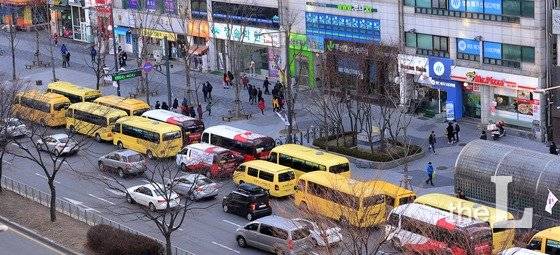 경기도 안양시의 학원가에서 학원 셔틀버스가 학생들을 기다리고 있다./사진=뉴스1