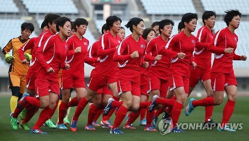 몸 푸는 북한 대표팀     (오사카=연합뉴스) 한종찬 기자 = 28일(현지시간) 일본 오사카 얀마 스타디움에서 북한 올림픽 여자 축구대표팀 선수들이 훈련하고 있다. 대한민국 올림픽 여자 축구대표팀은 29일 북한과 2016 리우올림픽 아시아지역 최종예선 1차전을 갖는다. 2016.2.28     saba@yna.co.kr