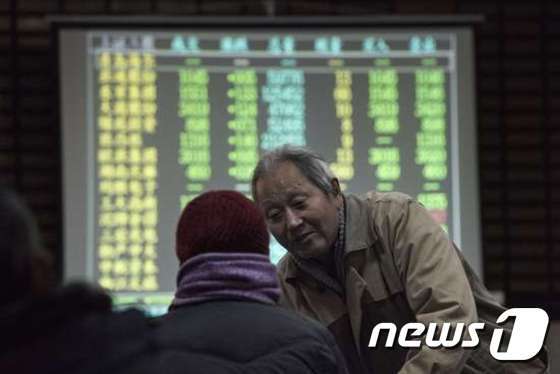 상하이의 한 증권거래소© AFP=뉴스1