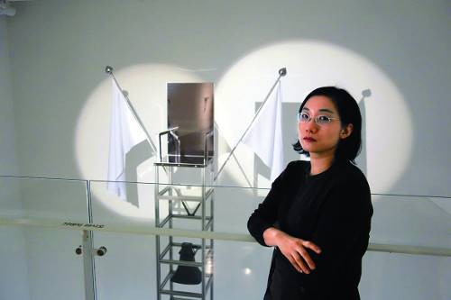 ‘월드 베스트’(2016) 앞에서 포즈를 취한 박혜수 작가. 송은아트스페이스 제공