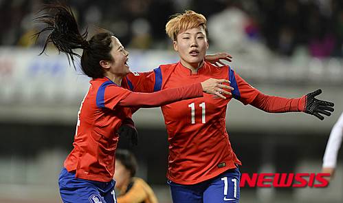 【오사카(일본)=뉴시스】최진석 기자 = 29(현지시각) 오후 일본 오사카 얀마 스타디움에서 열린 2016리우올림픽 여자 축구 아시아지역 최종예선 대한민국과 북한의 경기, 정설빈이 골을 넣은 후 기뻐하고 있다. 2016.02.29.   myjs@newsis.com