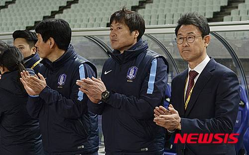 【오사카(일본)=뉴시스】최진석 기자 = 29일(현지시각) 오후 일본 오사카 얀마 스타디움에서 열린 2016리우올림픽 여자 축구 아시아지역 최종예선 대한민국과 북한의 경기, 윤덕여 감독이 박수를 치고 있다. 2016.02.29.   myjs@newsis.com