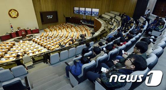 1일 국회 본회의장에서 시민들이 30번째 주자 임수경 의원의 무제한 토론을 지켜보고 있다. 2016.3.1/뉴스1 © News1 안은나 기자