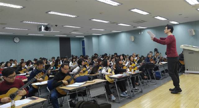 지난 2월28일 일요일 서울 서강대 연습실에서 연습 중인  ‘클래식기타연합오케스트라’.