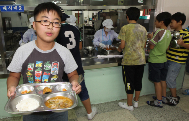 인천시의 한 초등학교에서 학교급식을 통해 점심식사를 하고 있다. 아침밥을 굶으면 간식이나 점심을 먹을 때 폭식하게 돼 핏속 지방질 수치가 높아져 심장질환 등의 발생 위험을 높인다는 연구 결과가 최근 나왔다.   '한겨레' 자료사진