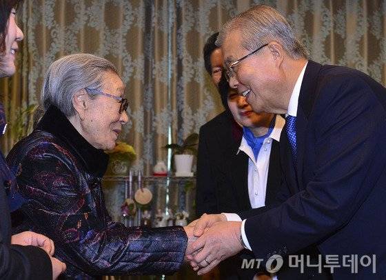 김종인 더불어민주당 비대위원장이 1일 오후 서울 마포구 연남동 일본군 위안부 피해할머니들의 쉼터 평화의 우리집에서 김복동 할머니와 인사를 하고 있다.이날 김 위원장은 더민당 명의로 일본군 위안부 할머니와 손잡는 정의기억재단 설립추진위원회에 설립기금 1억원을 전달했다. 2016.3.1/뉴스1  <저작권자 © 뉴스1코리아, 무단전재 및 재배포 금지>