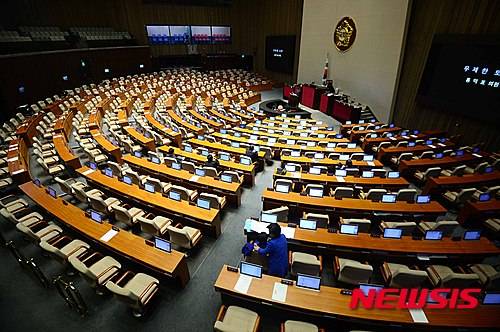 【서울=뉴시스】전신 기자 = 더불어민주당 홍익표 의원이 1일 서울 여의도 국회 본회의장에서 테러방지법 저지를 위한 무제한 토론을 이어가고 있다. 더불어민주당은 지난달 29일 일주일째 이어가고 있는 '필리버스터(무제한 토론)'을 중단키로 결정했다. 2016.03.01.   photo1006@newsis.com