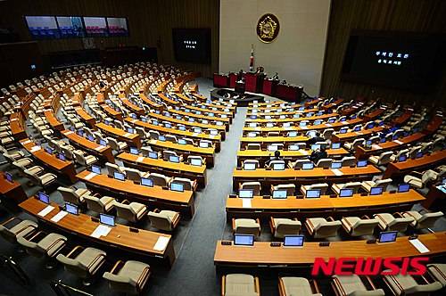 【서울=뉴시스】전신 기자 = 더불어민주당 홍익표 의원이 1일 서울 여의도 국회 본회의장에서 테러방지법 저지를 위한 무제한 토론을 이어가고 있다. 더불어민주당은 지난달 29일 일주일째 이어가고 있는 '필리버스터(무제한 토론)'을 중단키로 결정했다. 2016.03.01.   photo1006@newsis.com