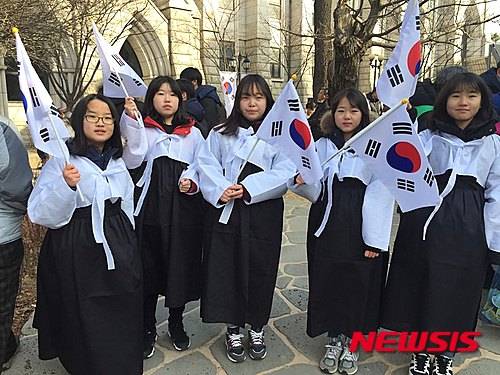 【대구=뉴시스】제97주년 3·1절인 1일 오전 10시 대구 중구 청라언덕 일대에서 열린 만세삼창 재현행사에 참여한 여중생들. 2016.03.01.   photo@newsis.com