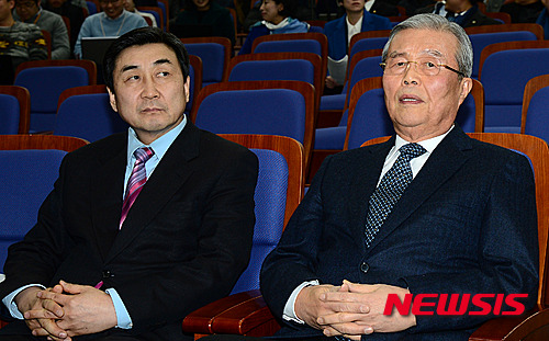 【서울=뉴시스】이종철 기자 = 1일 오후 서울 여의도 국회에서 열린 더불어민주당 의원총회에서 김종인 비대위 대표와 이종걸 원내대표가 심각한 표정을 하고 있다.   2016.03.01  jc4321@newsis.com