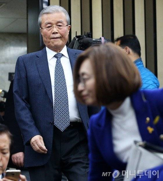 테러방지법 저지 필리버스터 중단 결정을 놓고 진통을 겪고 있는 더불어민주당 김종인 비대위 대표가 1일 서울 여의도 국회에서 열린 의원총회에서 굳은 얼굴로 입장하고 있다. 사진 오른쪽은 무제한 토론 3번째 주자로 나서 10시간이 넘는 필리버스터를 수행한 은수미 의원. 2016.3.1/뉴스1  <저작권자 © 뉴스1코리아, 무단전재 및 재배포 금지>
