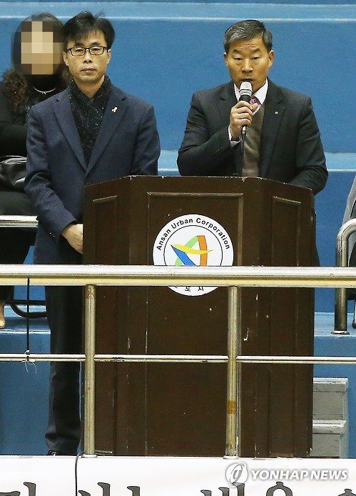 단원고 신입생 입학식     (안산=연합뉴스) 홍기원 기자 = 2일 오전 경기도 안산시 올림픽기념관 체육관에서 열린 단원고등학교 입학식에서 전명선 4.16 가족협의회 위원장(왼쪽)과 장기 단원고 학부모협의회 학교운영위원장이 공동 발표문을 낭독하고 있다. 2016.3.2     xanadu@yna.co.kr