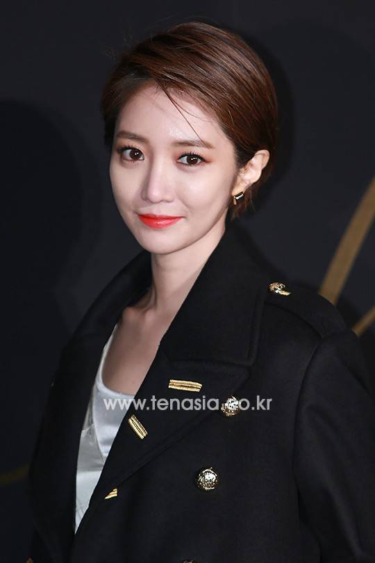 배우 고준희가 3일 오후 서울 강남구 청담동 버버리 서울플래그십에서 진행된 ‘아트 오브 더 트랜치 서울’ 프로젝트 론칭기념 포토행사에 참석해 포토타임을 갖고 있다.