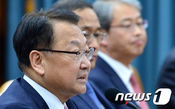 유일호 경제부총리 겸 기획재정부 장관이 3일 오후 종로구 세종로 정부서울청사에서 열린 제3차 경제관계장관회의에서 모두발언을 하고 있다. 이날 회의에서는 최근 경제동향 및 대응방향 논의와 함께 경제혁신 3개년계획 16년 추진계획 등을 논의한다. 2016.3.3/뉴스1 © News1 박정호 기자