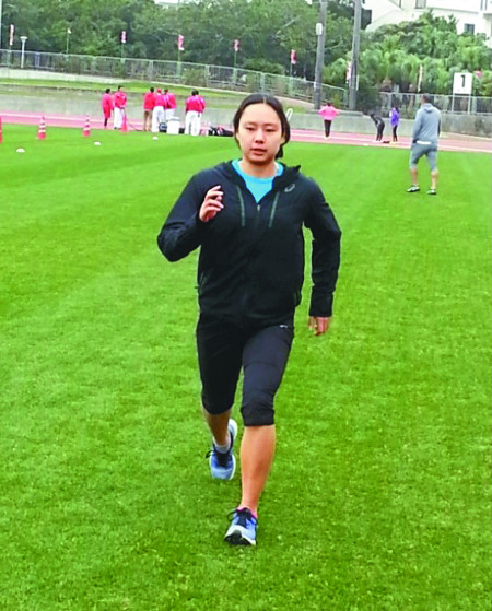 한국 여자 육상 단거리의 기대주 김민지가 지난달 25일 일본 오키나와 코자 운동공원 육상 경기장에서 근력 운동을 하고 있다. 처음 해외 전지훈련을 가진 김민지는 “한국 여자 육상 단거리 사상 첫 올림픽 본선 진출을 꼭 이루겠다”고 다짐했다. 이준 감독 제공