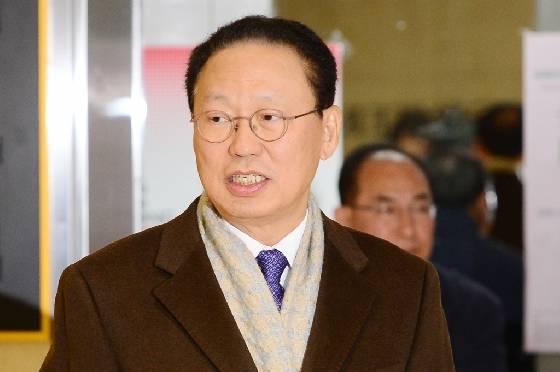 최흥식 서울시립교향악단 대표가 28일 오전 서울 종로구 세종문화회관에서 열린 이사회에 참석한 뒤 취재진의 질문을 받고 있다. 서울시립교향악단 이사회는 이날 올해 계약 만료를 앞둔 정명훈 예술감독의 '재계약 체결안'을 심의했으나, 계약기간 등 조건을 놓고 결론을 내지 못해 재계약을 보류했다.2015.12.28/뉴스1