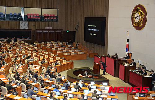 【서울=뉴시스】조수정 기자 = 3일 새벽 서울 여의도 국회에서 열린 제340회 국회(임시회) 제7차 본회의가 2일 자정을 넘기며 차수 변경, 8차 본회의로 재개 되고 있다. 2016.03.02.    chocrystal@newsis.com