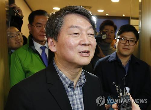 안철수, 야권통합 질문에 "부산에 가서 말씀드리겠습니다"       (서울=연합뉴스) 황광모 기자 = 국민의당 안철수 공동대표가 3일 오전 천정배 공동대표, 김한길 상임선거대책위원과의 회의를 마친 뒤 서울 마포 당사를 빠져 나가고 있다. 안대표는 더불어민주당 김종인 비대위 대표의 야권통합과 관련한 입장에 대해 "부산에 가서 말씀드리겠다"고 밝혔다.