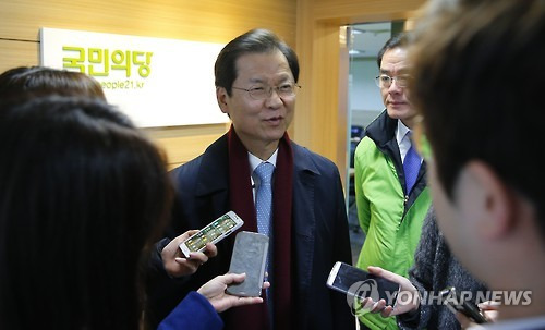 야권통합 관련 질문받는 국민의당 천정배 공동대표        (서울=연합뉴스) 황광모 기자 = 국민의당 천정배 공동대표가 3일 오전 안철수 공동대표, 김한길 상임선거대책위원장과의 회의를 마친 뒤 서울 마포 당사를 빠져 나가다 야권통합과 관련한 질문을 받고 있다.