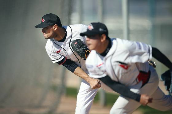 kt 위즈의 새 외국인 투수 요한 피노가 4일 인천국제공항을 통해 입국한 자리에서 "100% 준비됐다"는 자신감을 전했다. (kt 위즈 제공) © News1