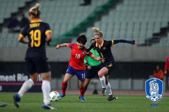 호주와의 2016 리우데자네이루올림픽 여자축구 아시아지역 최종예선 3차전에 선발 출전한 지소연이 경기하는 모습. 사진ⓒ대한축구협회