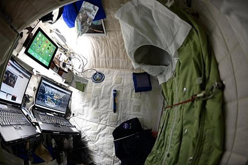 그가 지내던 ISS 내부의 침실 (사진=NASA)