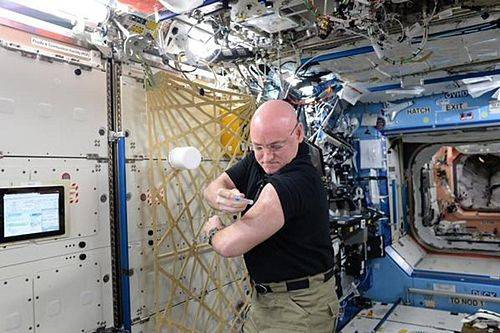 스콧 켈리가 우주에서 독감 백신을 맞는 모습 (사진=NASA)