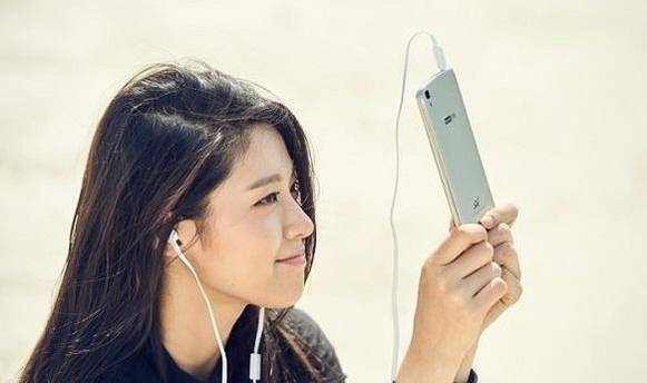 아이돌그룹 AOA의 멤버 설현이 SK텔레콤이 중국 TCL-알카텔과 협력해 2016년 1월 출시한 자체 기획폰 ‘쏠’을 들고 있다. / SK텔레콤 제공