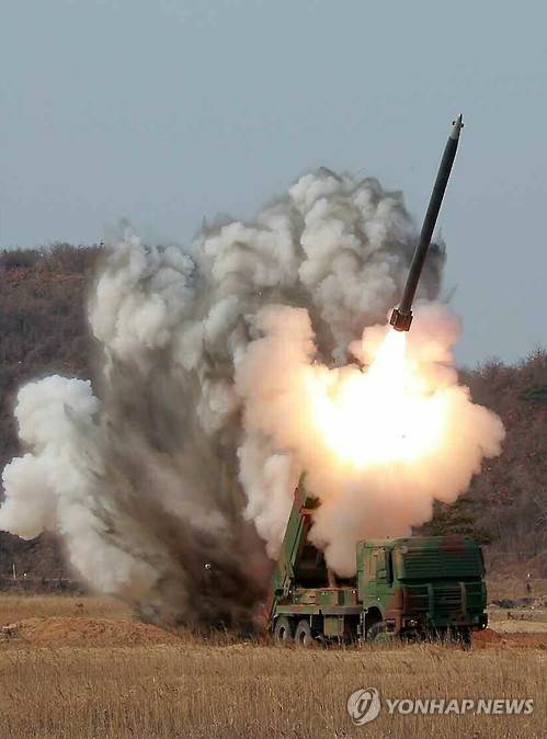 北, 신형 방사포 시험사격…"남한 주요대상 사정권"    (서울=연합뉴스) 북한 노동당 기관지 노동신문은 김정은 국방위원회 제1위원장이 참관한 가운데 신형 대구경 방사포 시험사격을 진행했다고 4일 밝혔다. 신문은 시험사격 날짜를 밝히지 않았으나, 전날 북한이 동해상으로 단거리 발사체를 쏜 것으로 미뤄 3일 진행된 것으로 추정된다. 북한은 이 방사포가 "남조선 작전지대 안의 주요 타격대상들을 사정권 안에 두고 있는 정밀유도체계를 갖춘 첨단 장거리 대구경 방사포 체계"라며 김 제1위원장이 "3년간 개발단계의 대구경 방사포 시험사격을 13차례나 화선에서 직접 지도했다"고 소개했다. 2016.3.4      << 국내에서만 사용가능. 재배포 금지. For Use Only in the Republic of Korea. No Redistribution >>    nkphoto@yna.co.kr