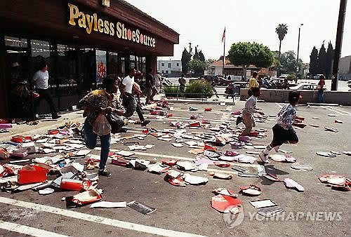 로드니 킹 사건이 촉발한 1992년 로스앤젤레스 흑인 폭동 << AP=연합뉴스 자료 사진>>