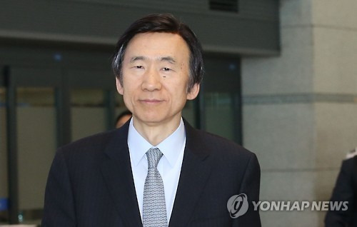 유엔인권이사회 참석 후 귀국하는 윤병세 외교부 장관     (영종도=연합뉴스) 하사헌 기자 = 윤병세 외교부 장관이 스위스 제네바에서 열린 제31차 유엔 인권이사회 참석을 마치고  4일 오후 인천공항을 통해 귀국하고 있다.