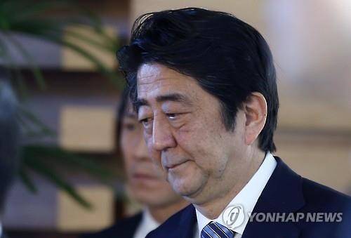 (AP=연합뉴스 자료사진) 일본 3대 대형은행이 기본급 인상 요구를 접고, 도요타자동차가 작년보다 기본급 인상 요구를 절반으로 낮추면서 '임금인상을 통한 소비 진작으로 일본경제를 활성화시킨다'는 아베노믹스(아베 신조 일본 총리의 경제정책) 전략에 차질이 예상되고 있다.