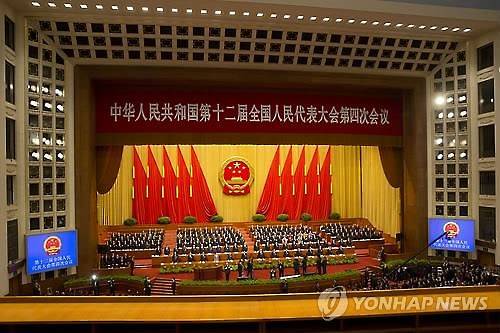 중국 전인대 개회  (베이징 AP=연합뉴스) 5일(현지시각) 베이징 인민대회당에서 열린 중국 전국인민대표대회 개회식에서 단상에 착석해 있던 중국 지도부가 자리에서 일어나 국가를 부르고 있다. ciy@yna.co.kr  (끝)