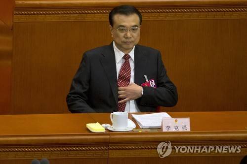 5일 전인대 제12기 4차회의 개막식에서 올해 경제성장률 목표를 6.5∼7.0%로 설정하고 앞으로 5년간 6.5% 이상의 성장을 유지하기로 했다고 밝힌 리커창(李克强) 중국 총리 [ AP=연합뉴스 ]