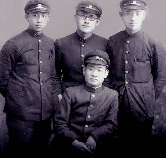 윤동주의 숭실중학교 재학 시절. 뒷줄  제일 오른쪽이 윤동주이고 그 옆이 고 문익환 목사다.(윤동주기념사업회 사이트 자료사진 캡처)