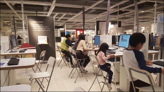 5일 오전 경기도 광명시 이케아 광명점에서 고객들이 컴퓨터로 가구 제품을 검색하고 있다. ⓒ데일리안