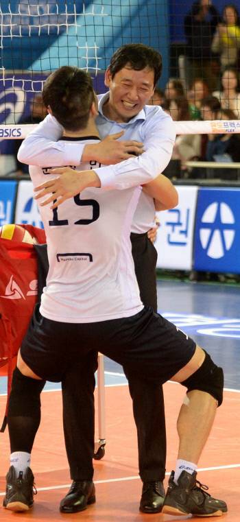 현대캐피탈 최태웅 감독이 6일 천안 유관순체육관에서 열린 선수 은퇴식에서 그의 토스를 받아 스파이크에 성공한 문성민과 포옹하며 기쁨을 나누고 있다.  천안 | 김기남 기자
