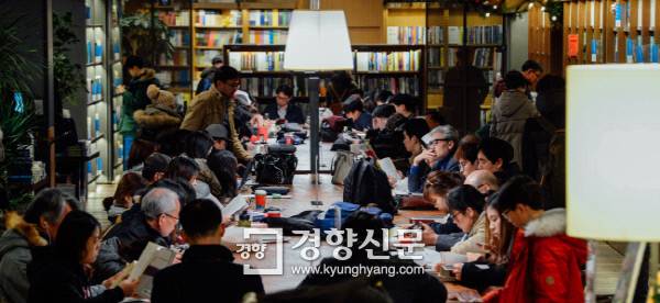 서울의 한 대형서점을 찾은 시민들이 책을 읽고 있다. 경향신문 자료사진