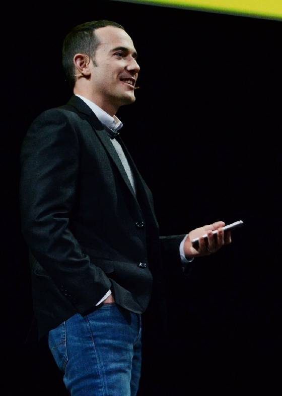 구글 ‘스트리트 뷰’의 총괄 매니저 찰스 암스트롱(Charles Armstrong)이 지난 21일 'LG G5 Day'에서 LG 360도 캠과 스트리트 뷰에 대해 설명하고 있다.