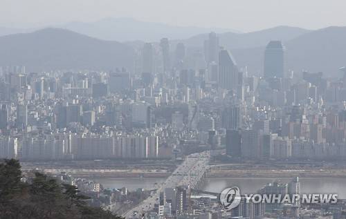 '봄철 불청객' 황사로 뿌연 서울 하늘     (서울=연합뉴스) 김주성 기자 = 올해 처음으로 '봄철 불청객' 황사가 찾아온 6일 오후 서울 남산에서 바라본 서울 하늘이 뿌옇게 보이고 있다.