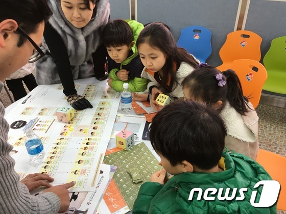 2015년 한국족보박물관 어린이 박물관학교에서 학생과 부모가 함께 촌수와 호칭을 알아보는 '촌수모꼬지' 게임을 하고 있는 모습 © News1